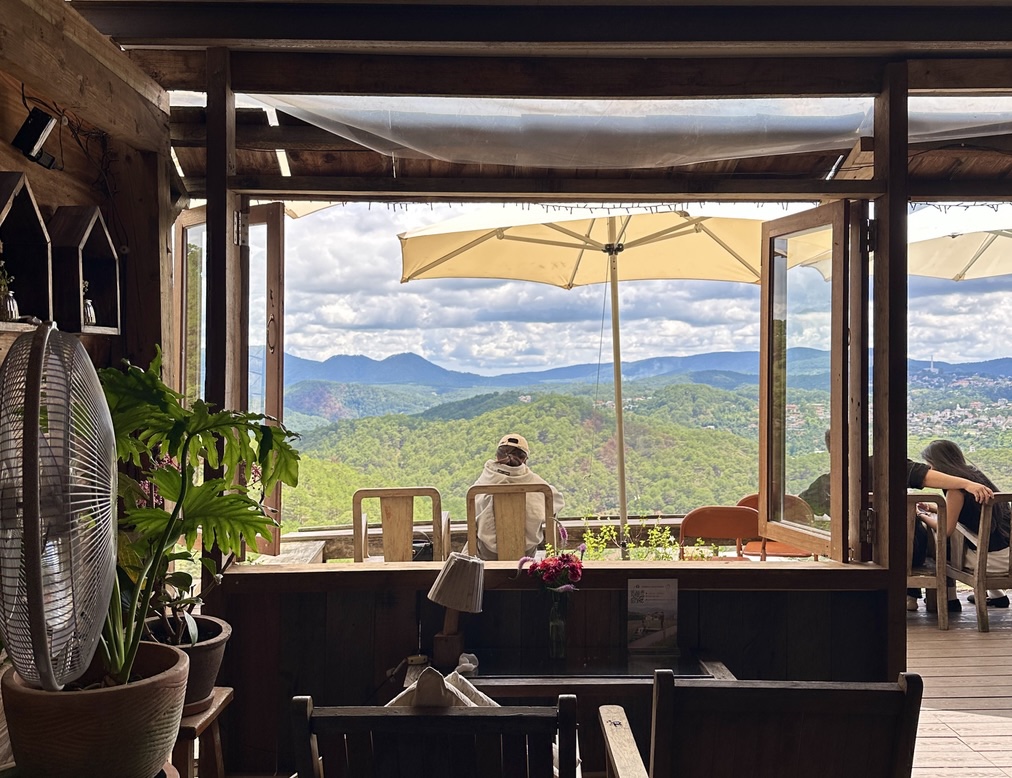 Tiệm Cà Phê Cheo Veooo: beautiful atmosphere and scenic view