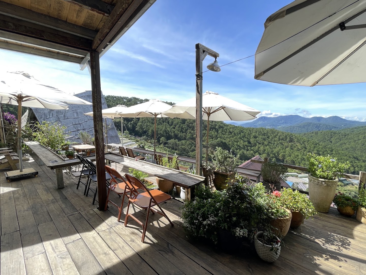 Tiệm Cà Phê Cheo Veooo: beautiful terrace with scenic view