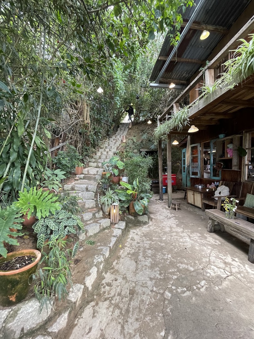Tiệm Cà Phê Cheo Veooo: venue's unique atmosphere