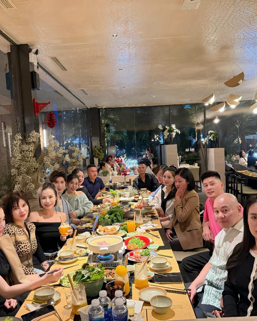 Đỉnh Vietnamese Cuisine: happy customers enjoying food