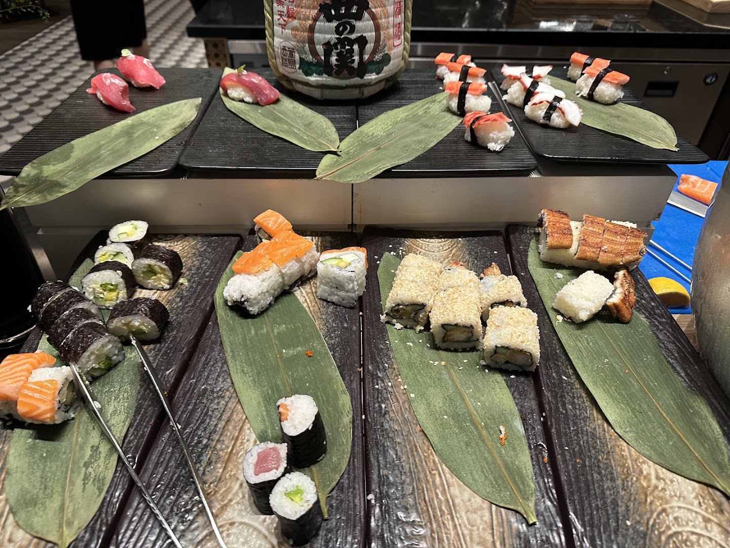 Food Connexion: appetizing display of fresh sushi