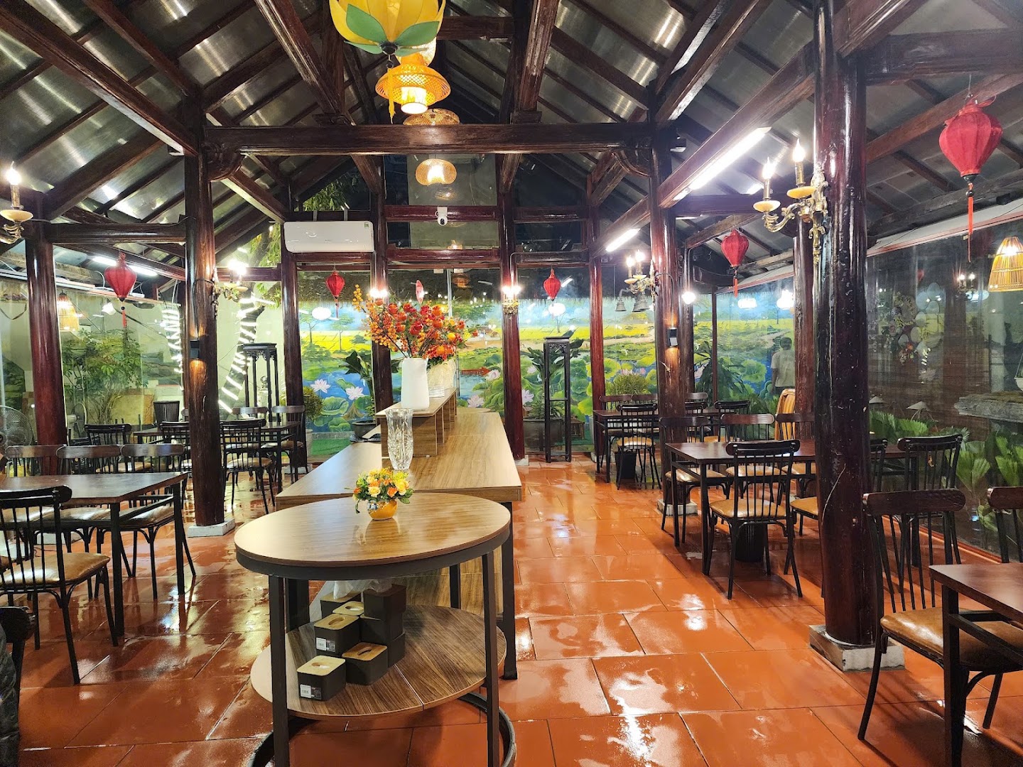 Mộc Hoa Viên Chay: clear, inviting restaurant interior shot