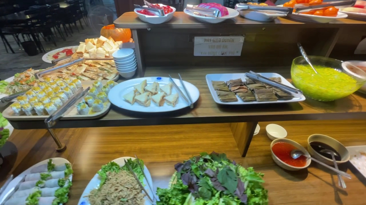 Mộc Hoa Viên Chay: clear display of restaurant food