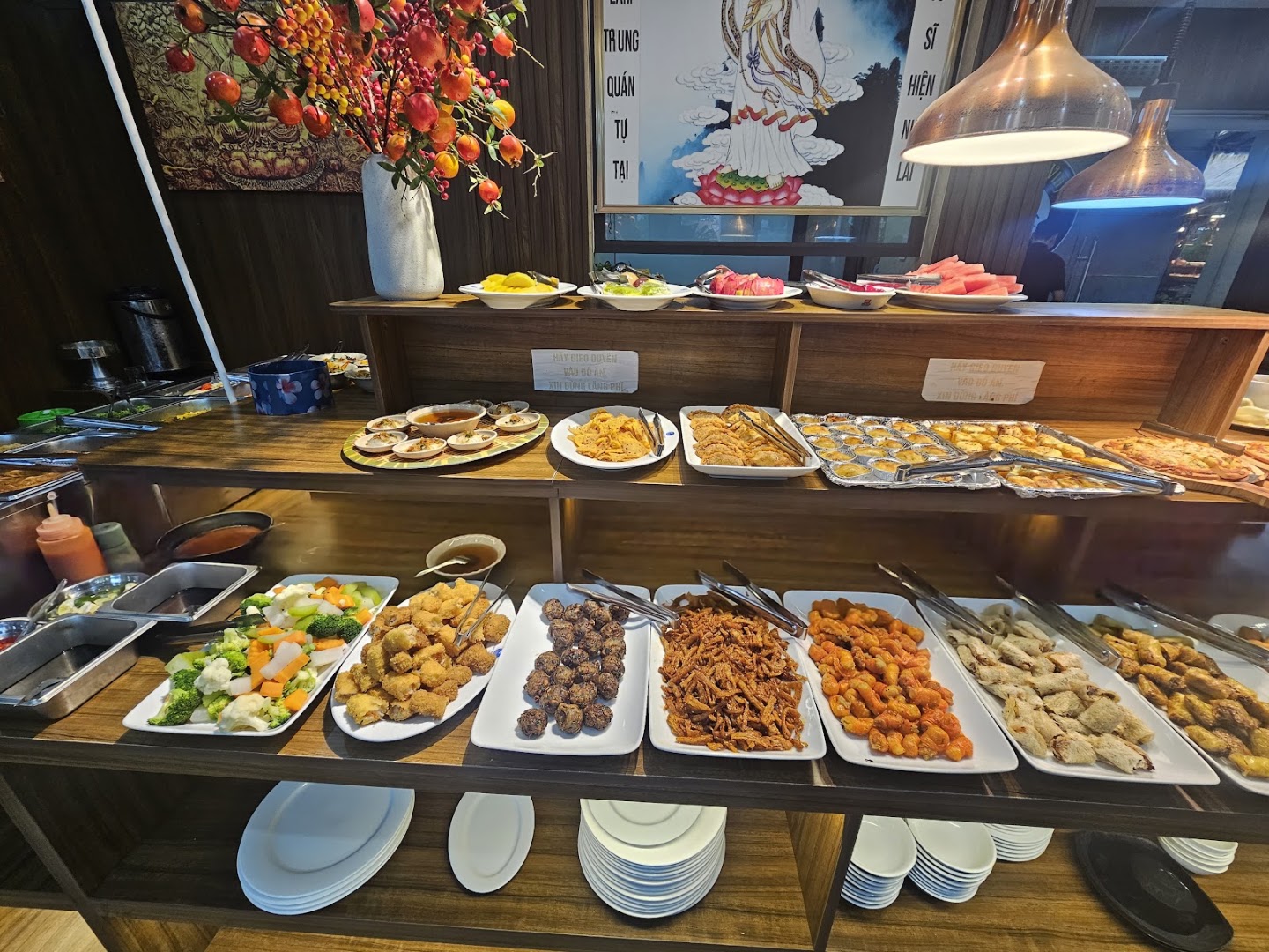 Mộc Hoa Viên Chay: appetizing display of restaurant food