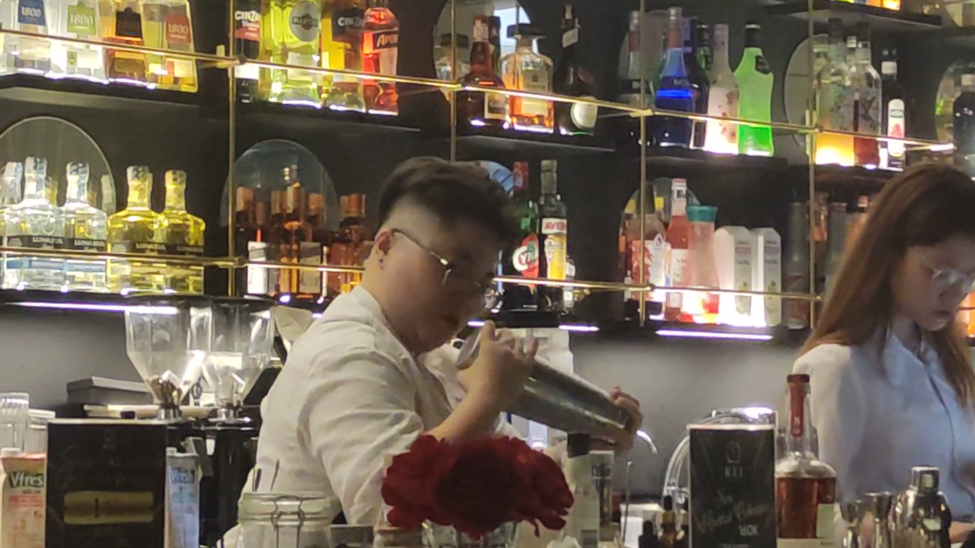 Rei Bar & Kitchen: professional shot of staff working