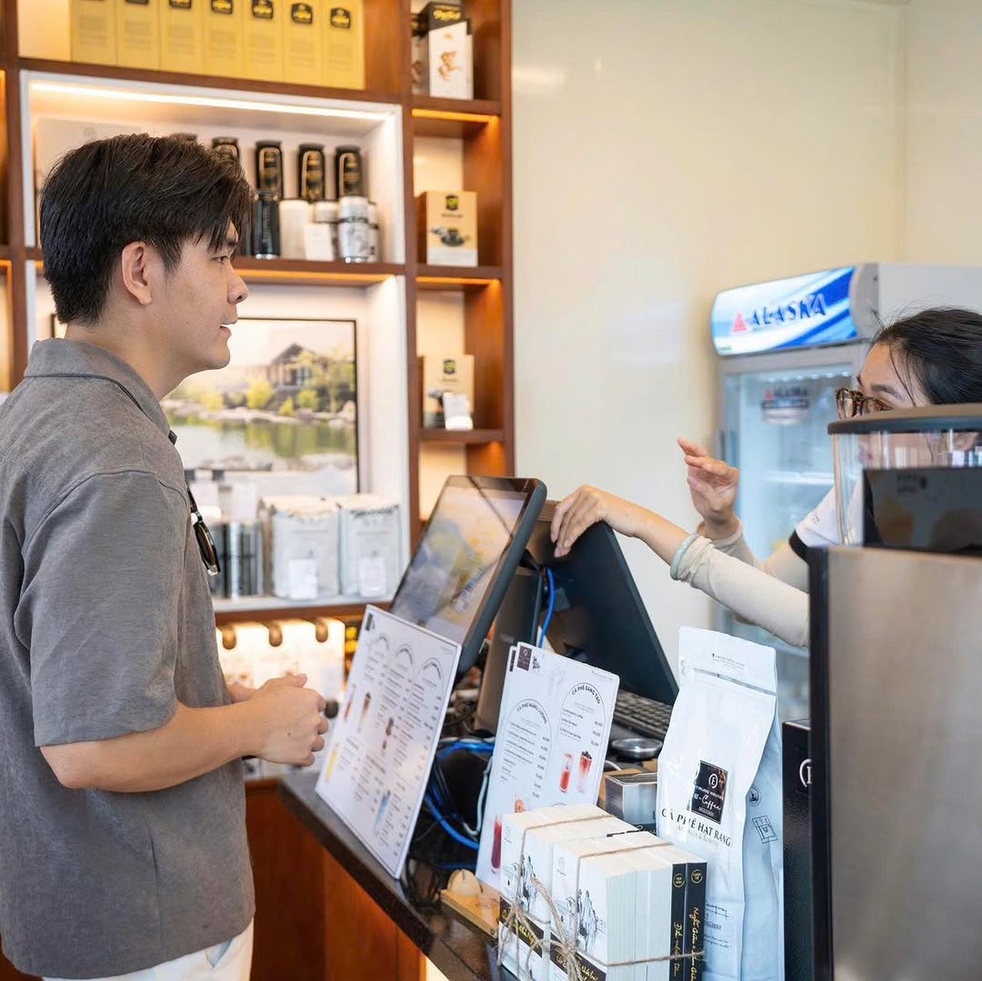 Trung Nguyên E-Coffee Gia Viên: professional photo of customer service