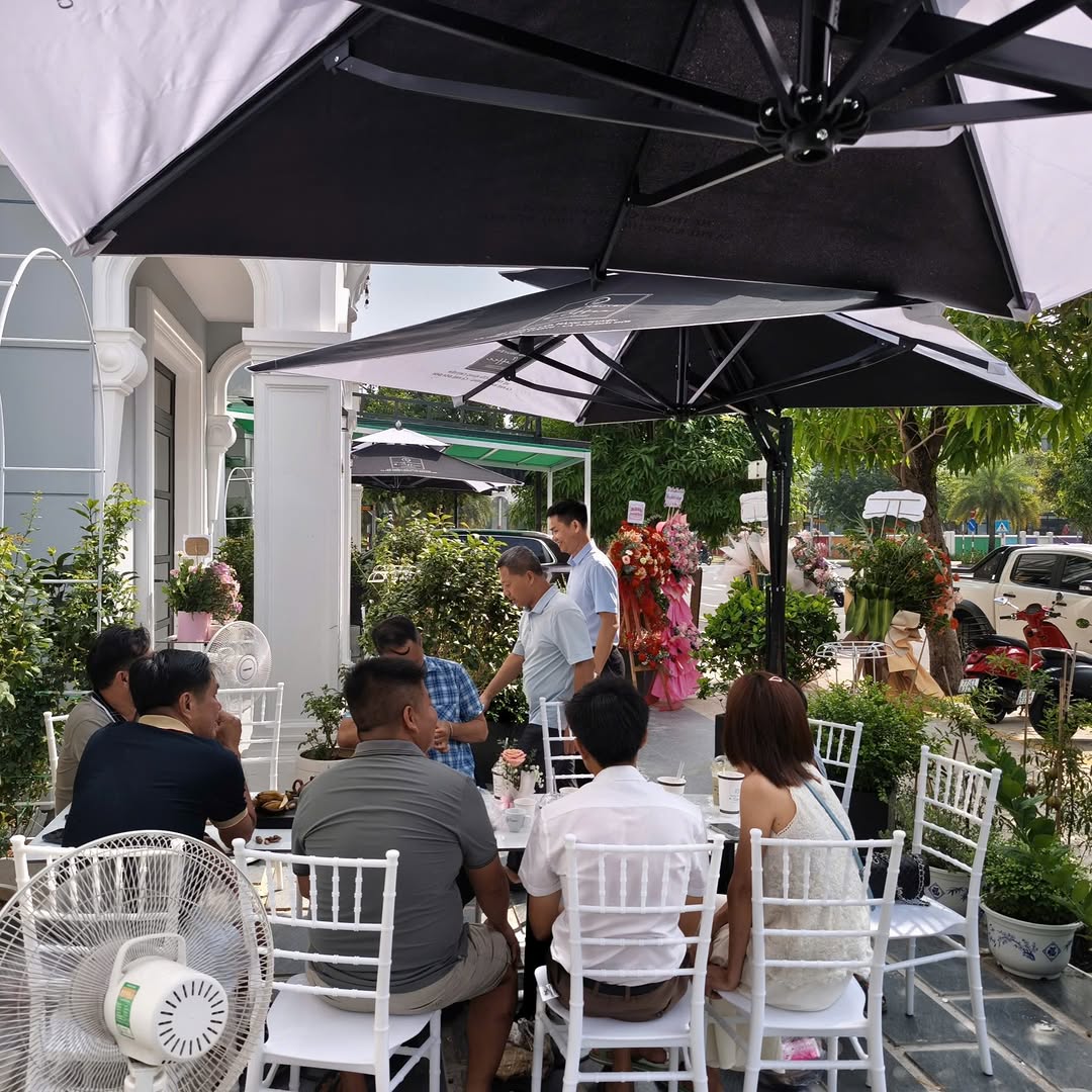Trung Nguyên E-Coffee Gia Viên: inviting atmosphere and customers
