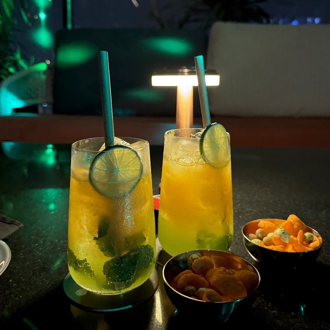 Up & Above Rooftop Bar: appealing shot of bar drinks