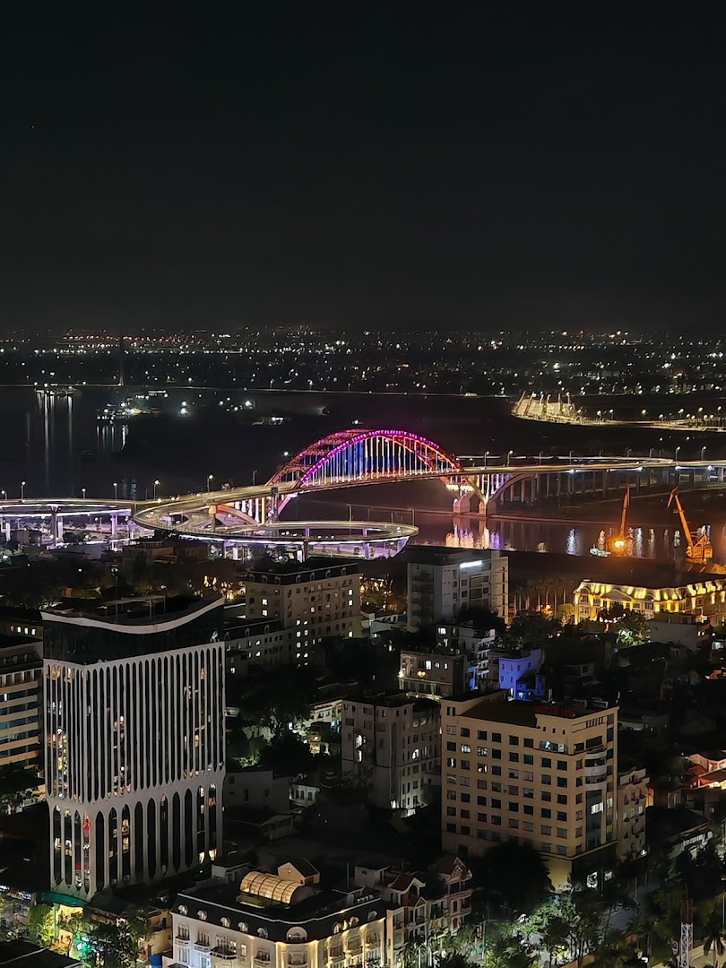 Up & Above Rooftop Bar: stunning rooftop view of city