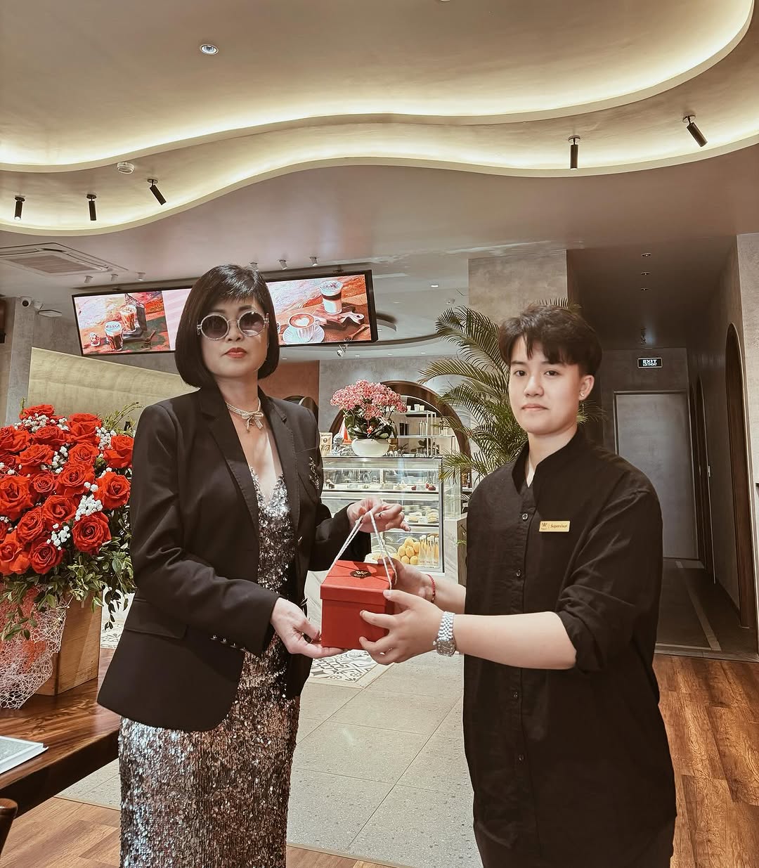 Willy Coffee: professional photo of staff interaction