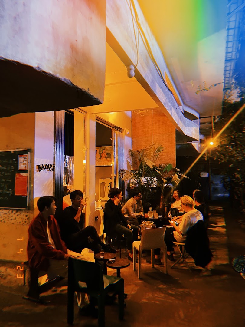 Bạn Bè: venue's social atmosphere