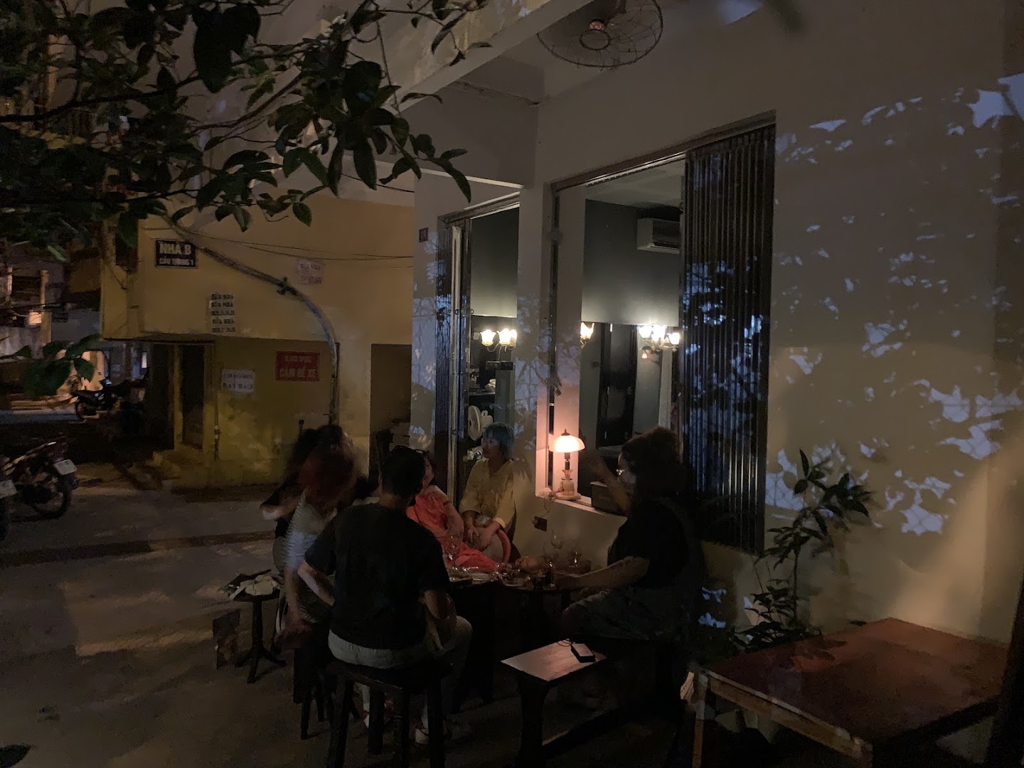 Bạn Bè: inviting atmosphere and clear view
