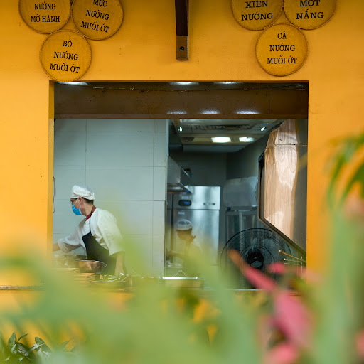 Quán Ăn Ngon: professional shot of kitchen staff