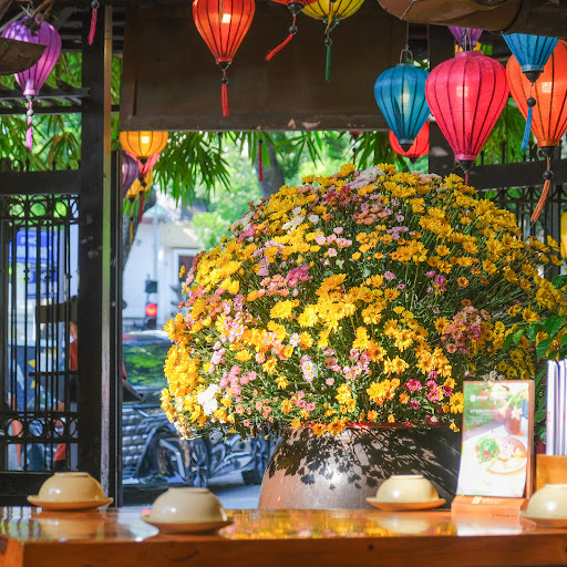 Quán Ăn Ngon: beautiful atmosphere and vibrant decor