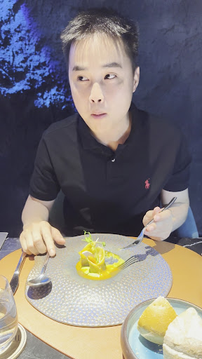 Terra Mare: guest enjoying restaurant food