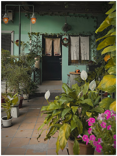 The Raw Compound: attractive and inviting shop exterior