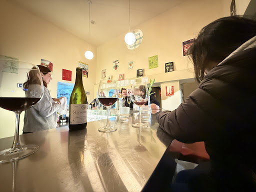 Vin Hơi Hà Nội: inviting atmosphere with patrons dining
