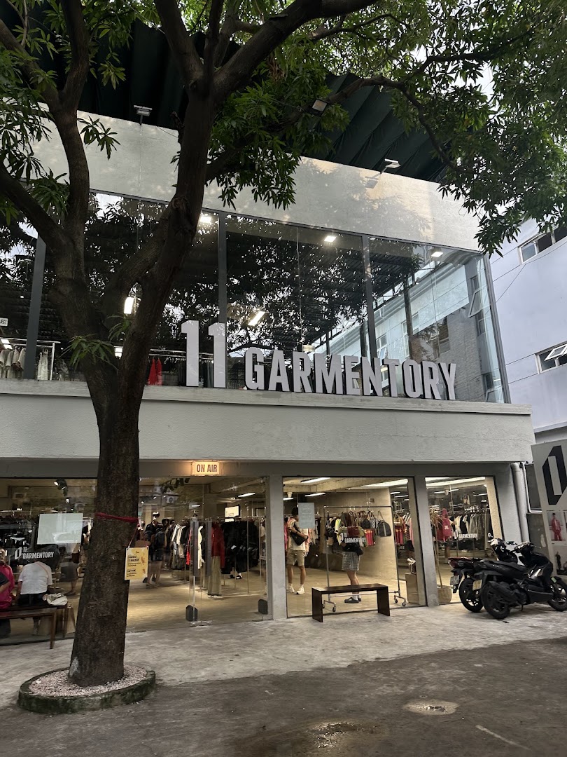 11 Garmentory: clear, professional storefront exterior shot