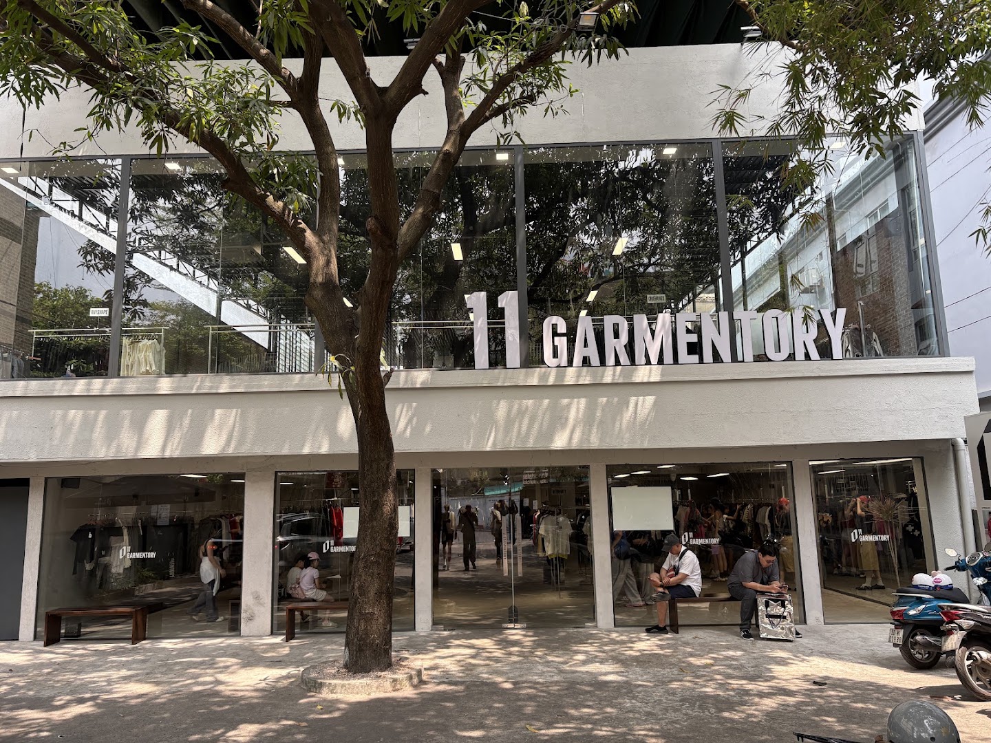 11 Garmentory: clear storefront photo showing venue