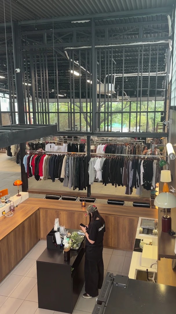 11 Garmentory: clear, professional shop interior view