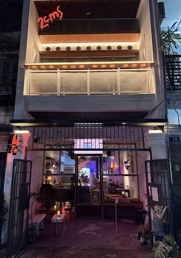 2cms: clear, inviting exterior shot
