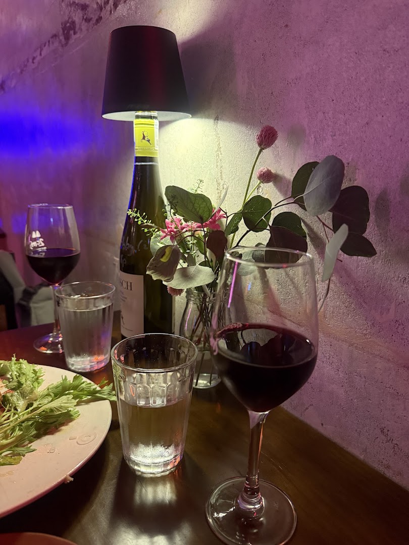 2cms: atmospheric and appealing bar setting