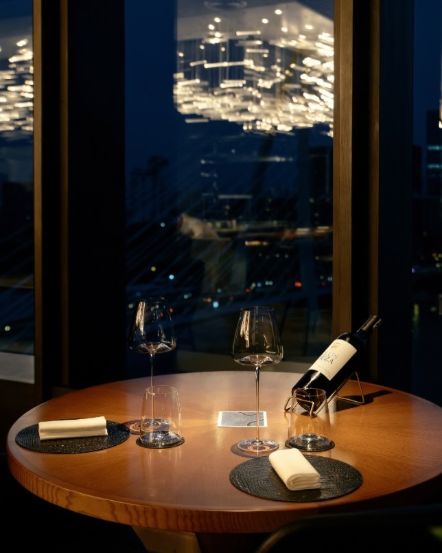 Akuna: professional atmosphere and table setting