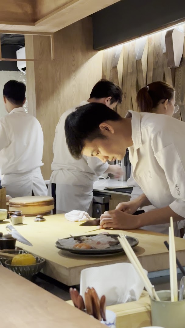 Amane Sushiya: professional shot of chefs working