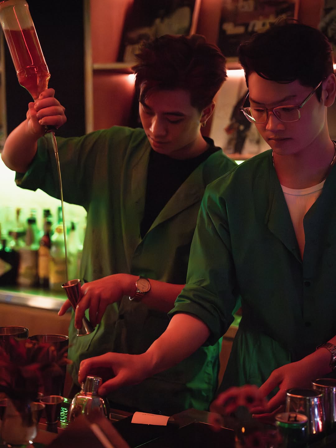 BA BAR: professional photo of staff working