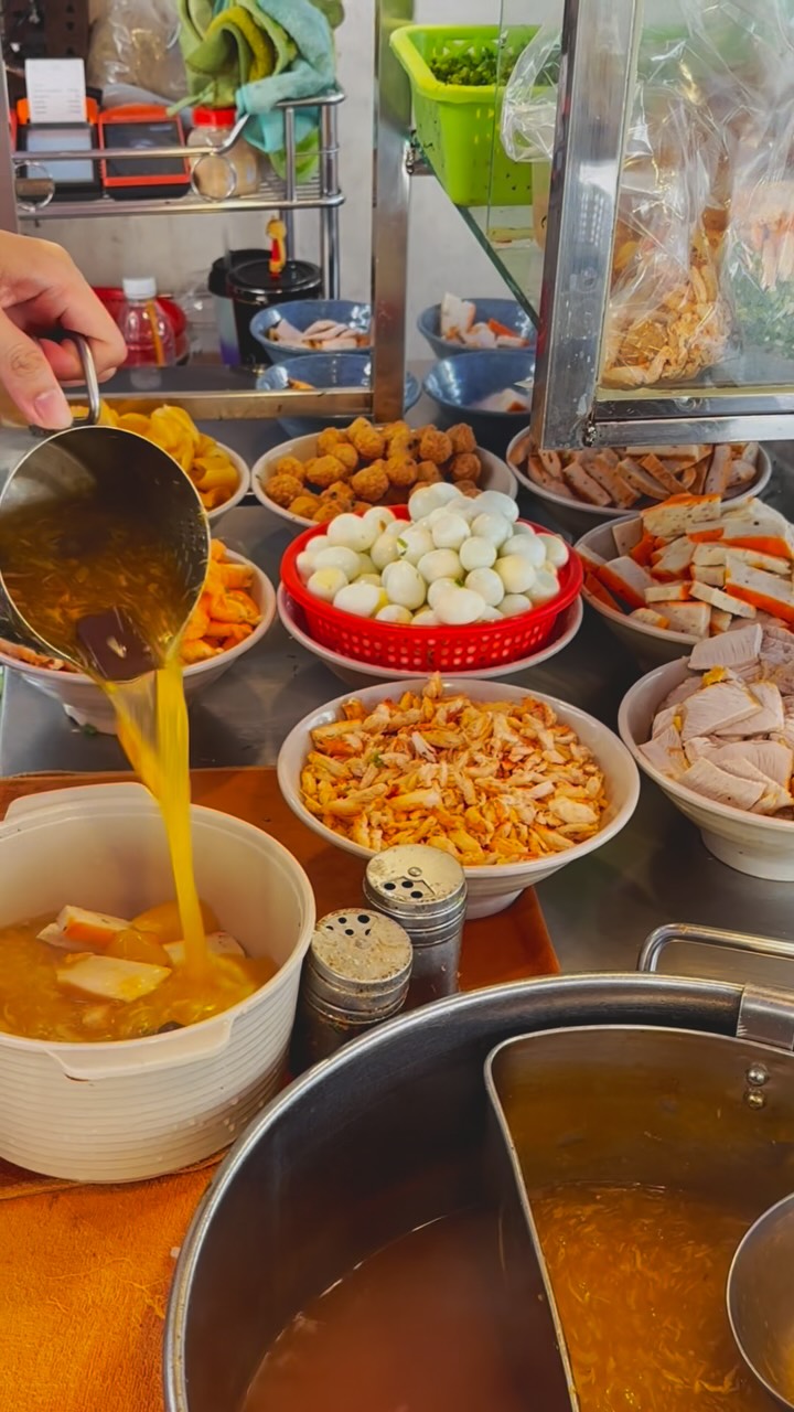 Bánh Canh Cua Bà Ba: appetizing food preparation shot