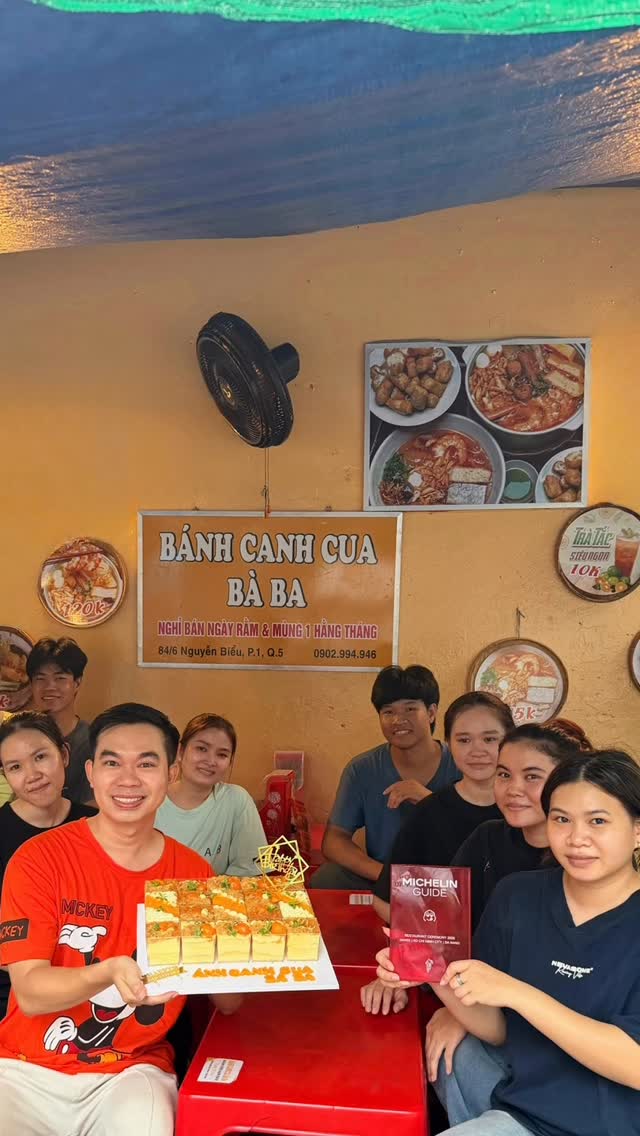 Bánh Canh Cua Bà Ba: staff and restaurant atmosphere