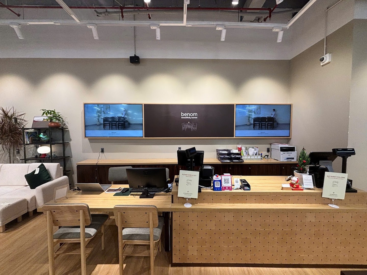 benom: clear view of shop interior