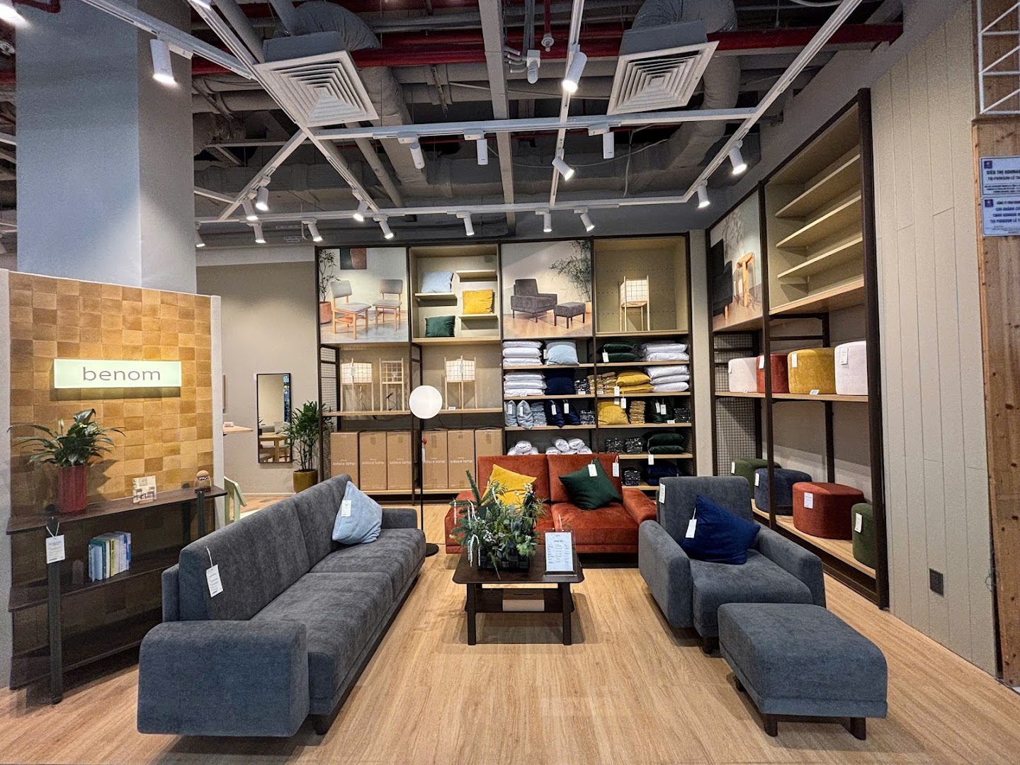 benom: clear, professional shop interior photo
