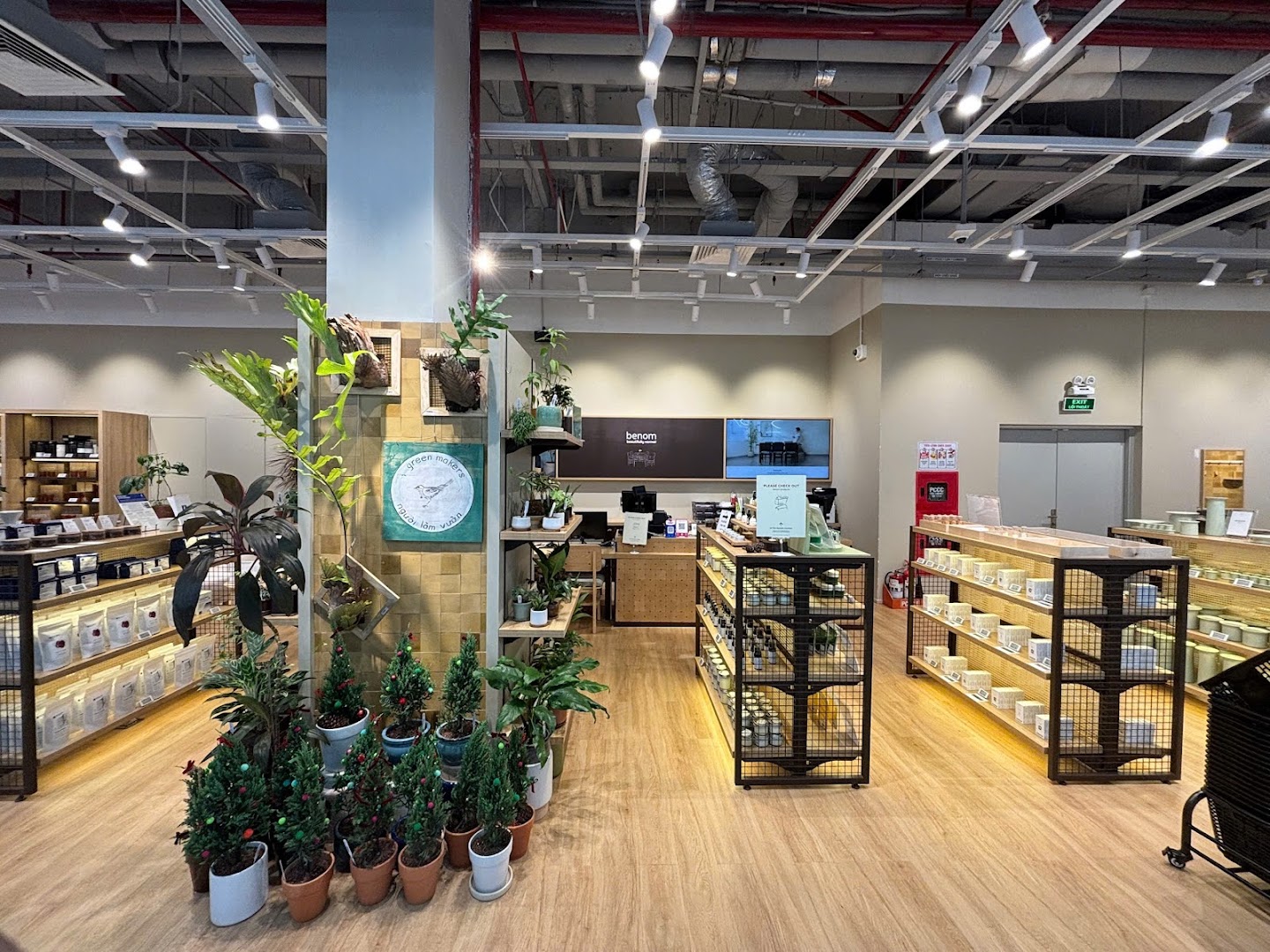 benom: clear, professional shop interior photo