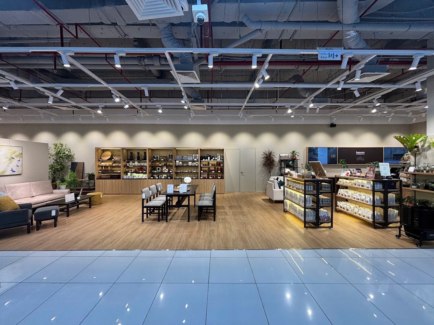 benom: clear, professional shop interior view