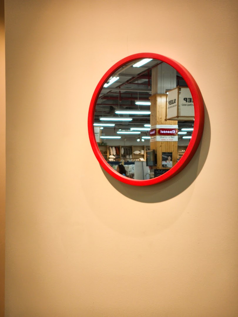 benom: clear product display in shop