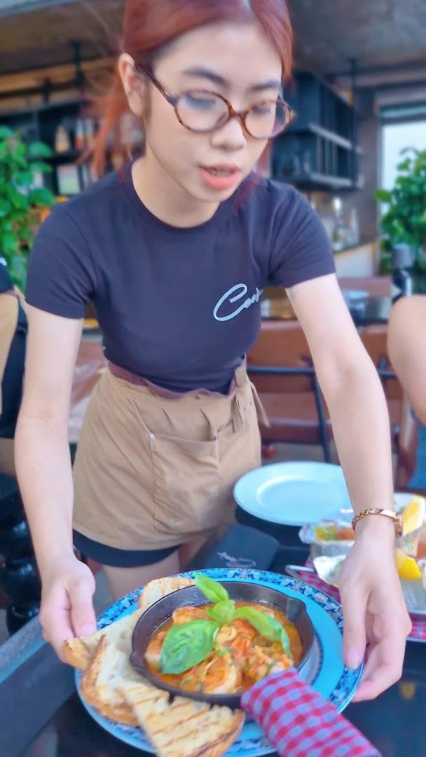 Cee's Eatery: professional photo of staff serving food
