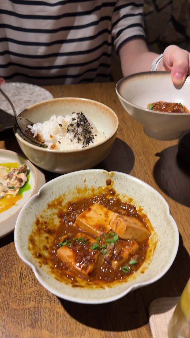 Cela: appetizing food photography in restaurant setting