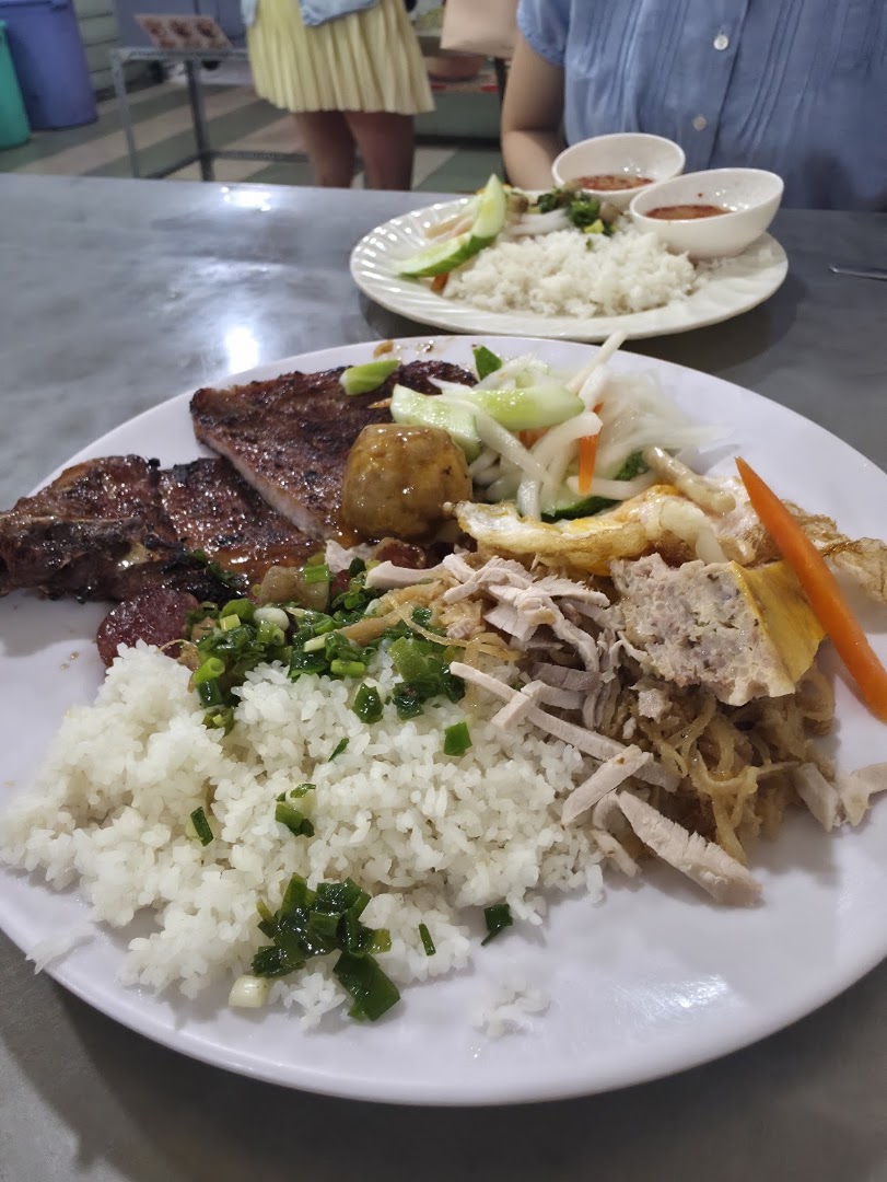 Cơm Tấm Ba Ghiền: appetizing photo of signature dish