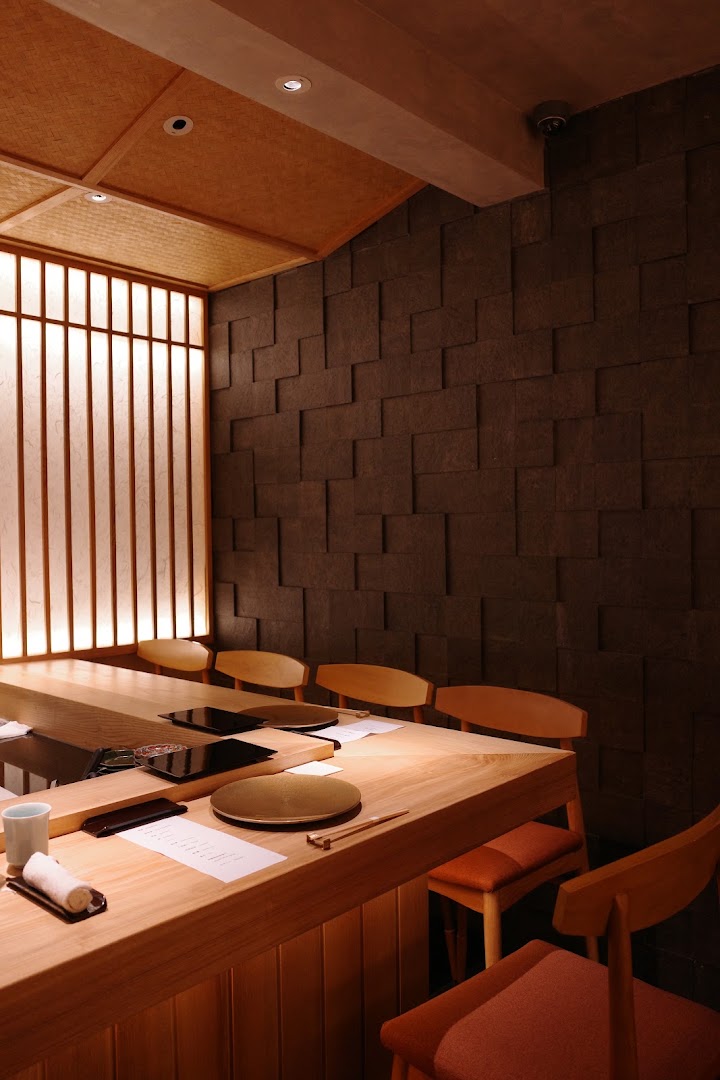 Itadaki Saigon: high quality interior atmosphere shot