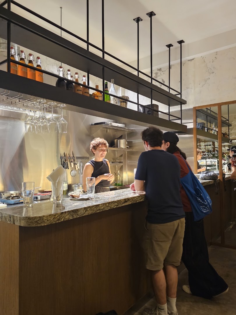 Knot: inviting bar atmosphere