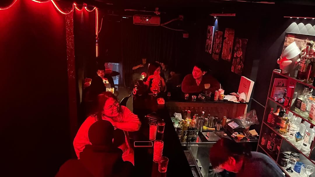 Le Foyer: bar's lively atmosphere