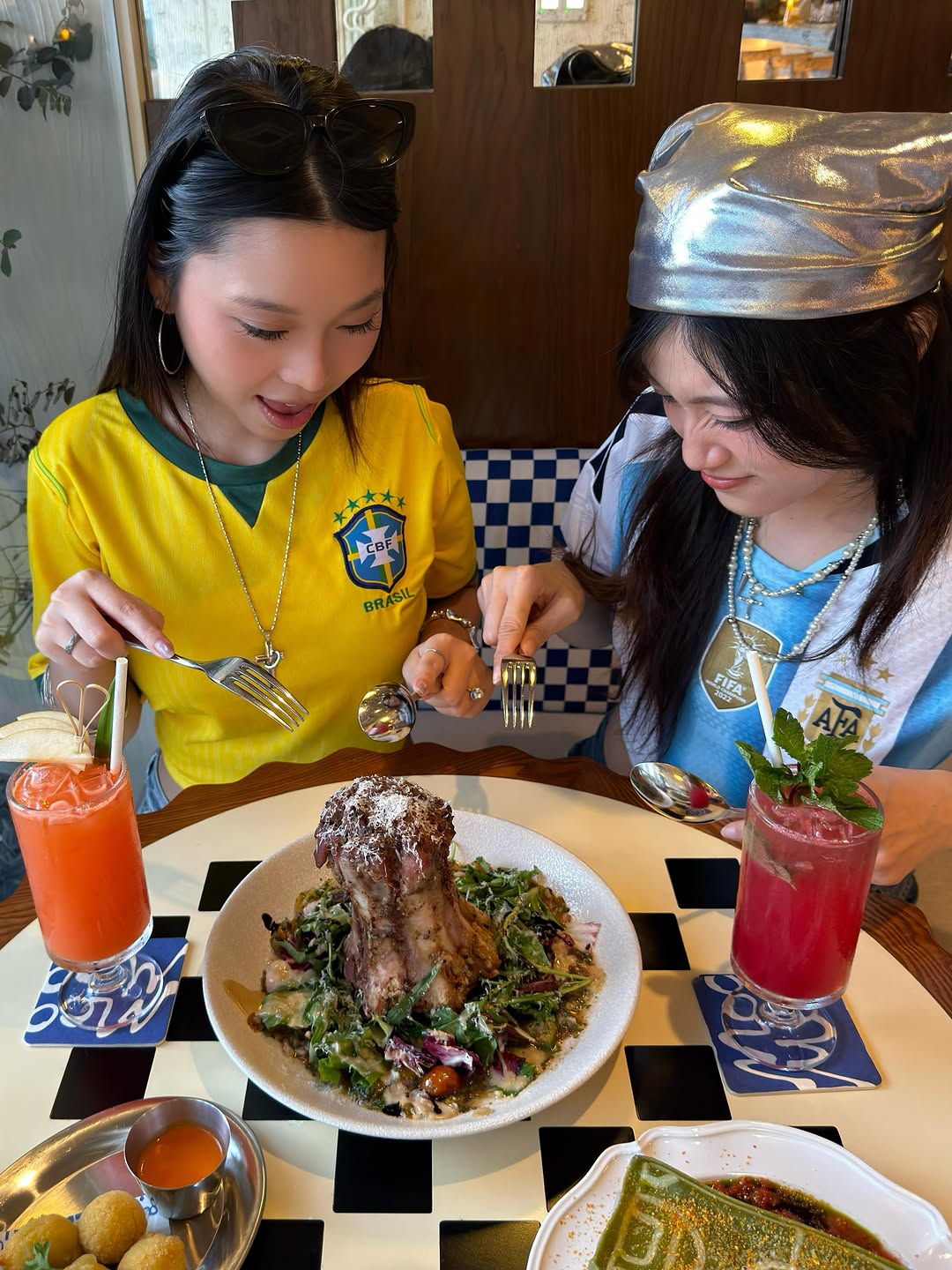 Moa Moa Pasta Club: high quality photo of customers