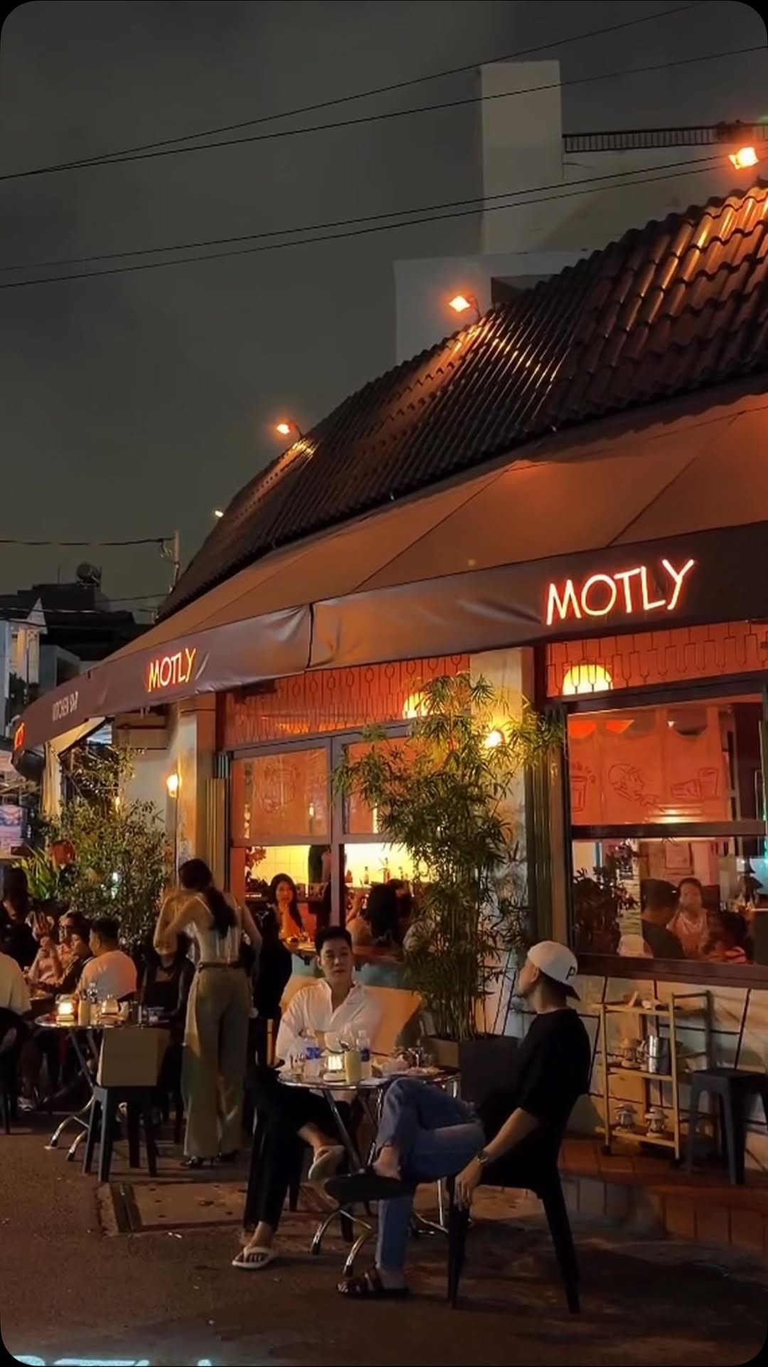Motly: inviting atmosphere and clear branding