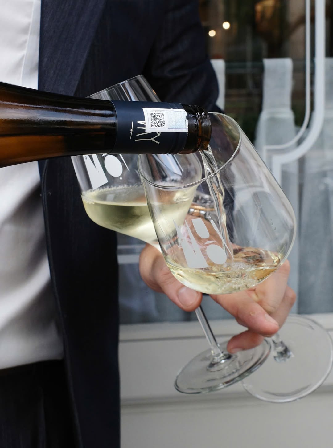 Muội: professional shot of wine service