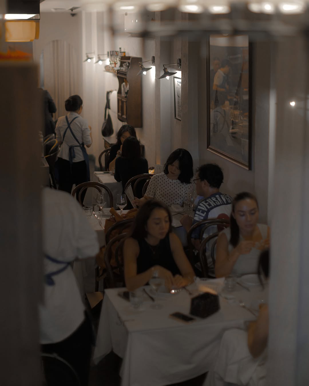 Muội: inviting atmosphere with dining guests