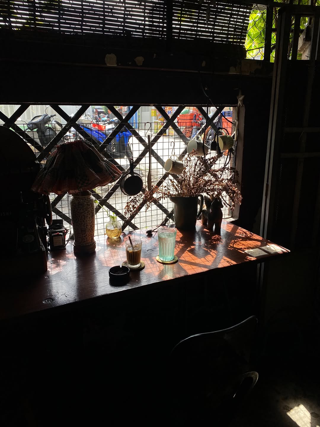 Ốc Oanh: atmospheric shot of restaurant interior