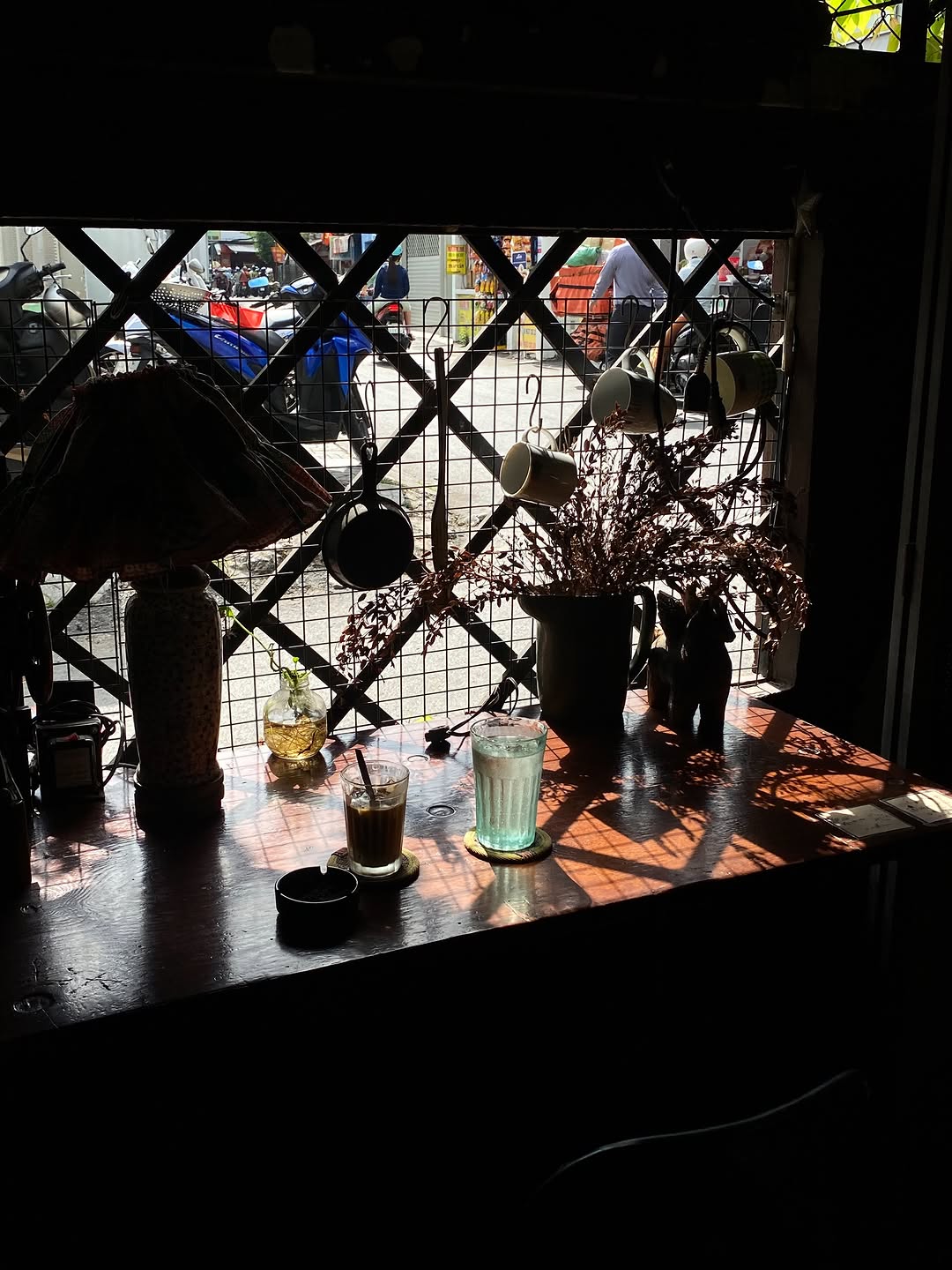 Ốc Oanh: atmospheric shot of restaurant interior