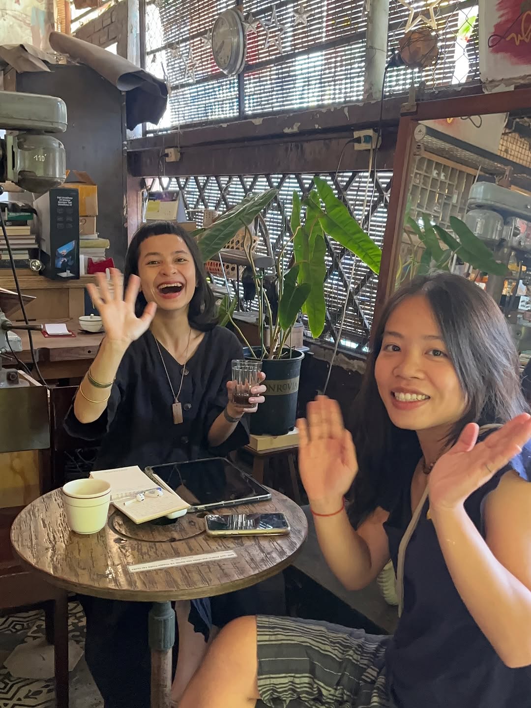 Ốc Oanh: customers enjoying the venue