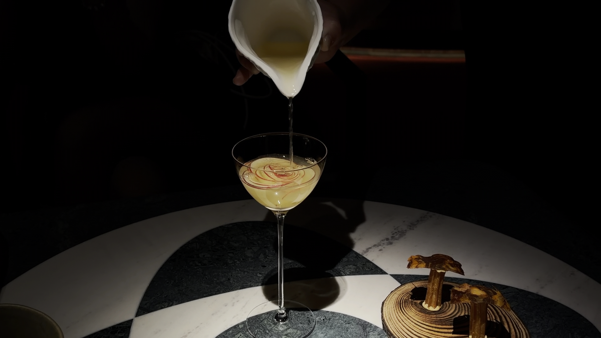 Oculus: high quality, professional cocktail shot